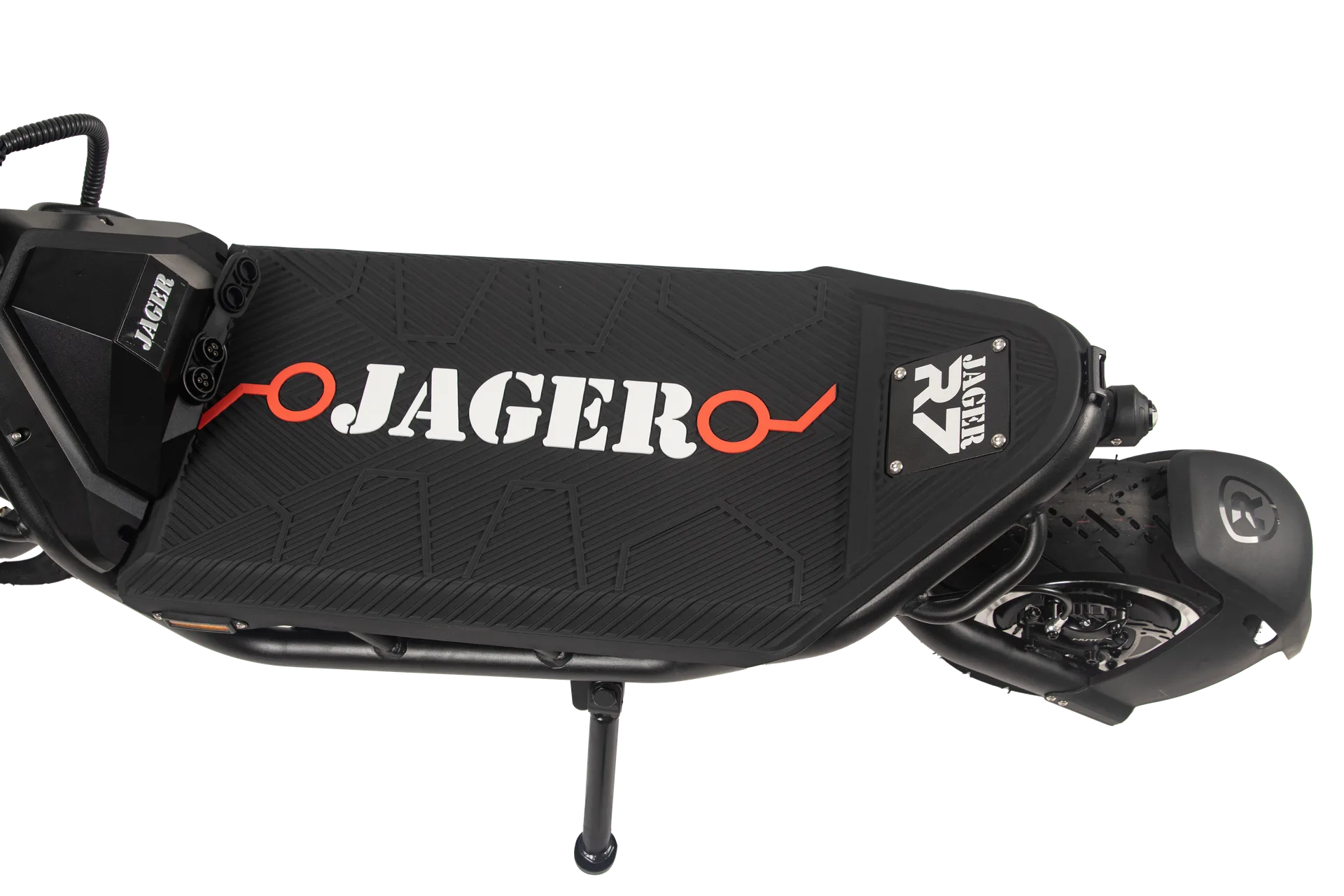 Miniatura: Patineta eléctrica Jager R7 Black, detalle de la plataforma antideslizante y placa R7